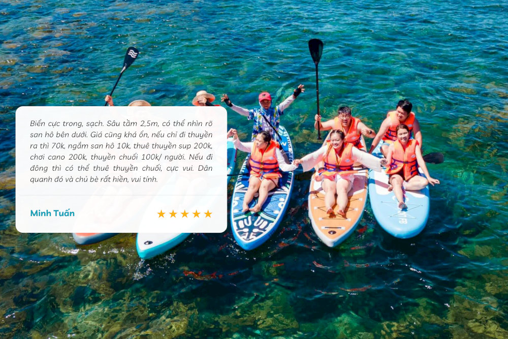 Chèo thuyền chuối lênh đênh giữa làn nước xanh ngắt